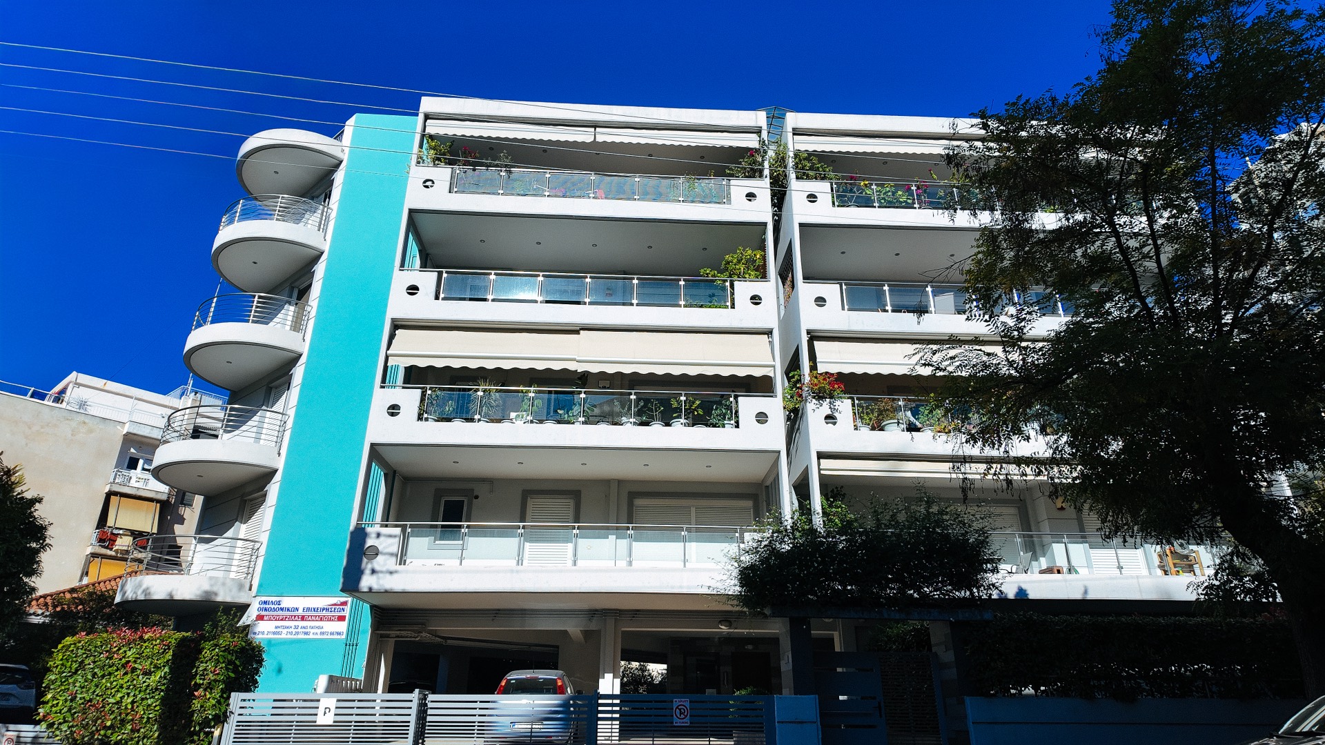 Η οικοδομή Χαλεπά 1 — η κύρια όψη με τα μπαλκόνια και τη χαρακτηριστική γαλαζοπράσινη λεπτομέρεια.