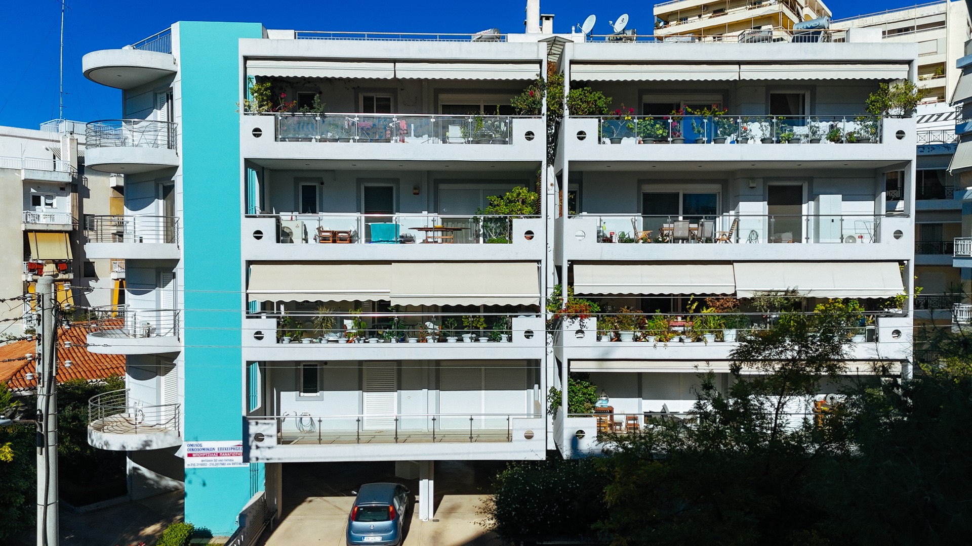 Η οικοδομή Χαλεπά 1 — μετωπική λήψη της όψης από την πλατεία Νικολοπούλου.
