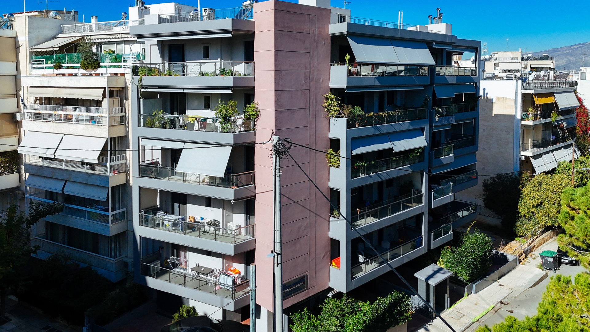 Η οικοδομή Λυκούδη 21 — αεροφωτογραφία της όψης με τα μεγάλα μπαλκόνια.