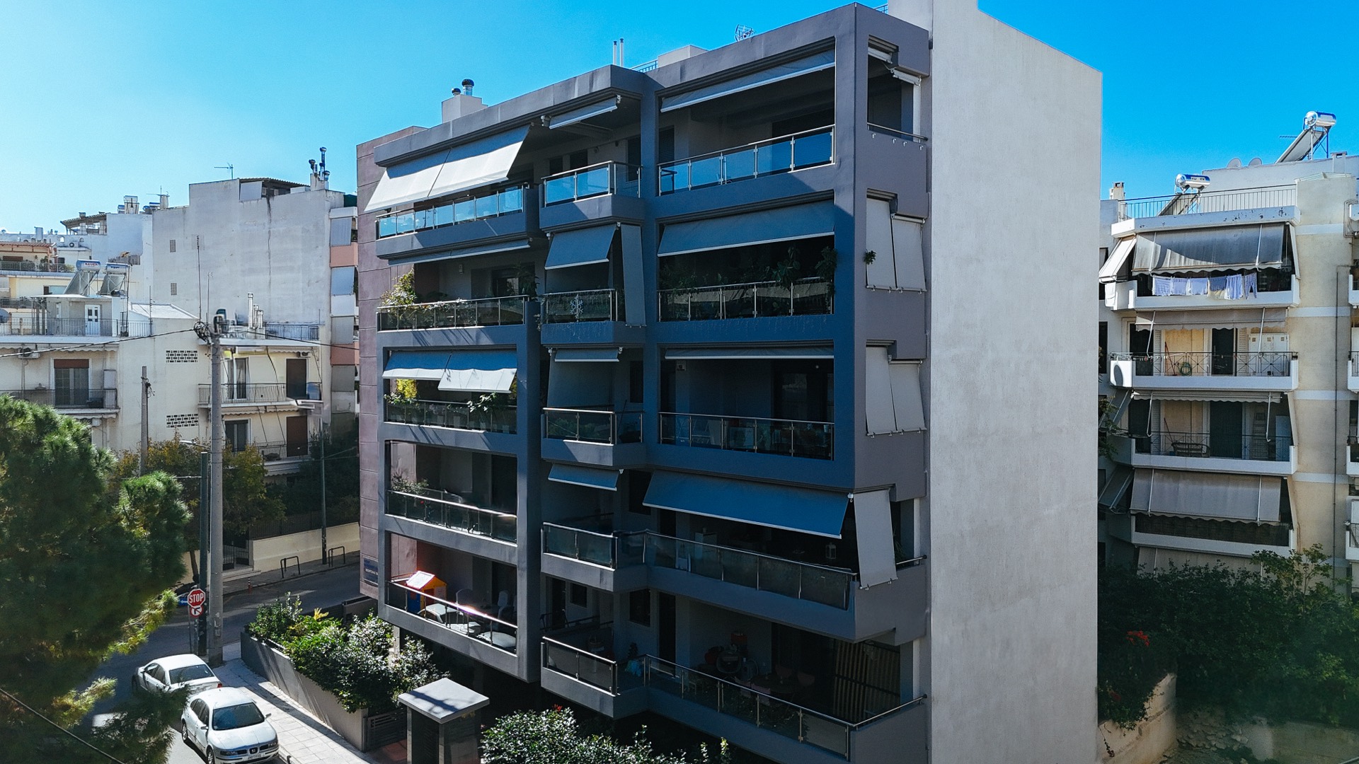 Η οικοδομή Λυκούδη 21 — συνολική άποψη της γωνιακής πενταώροφης οικοδομής.