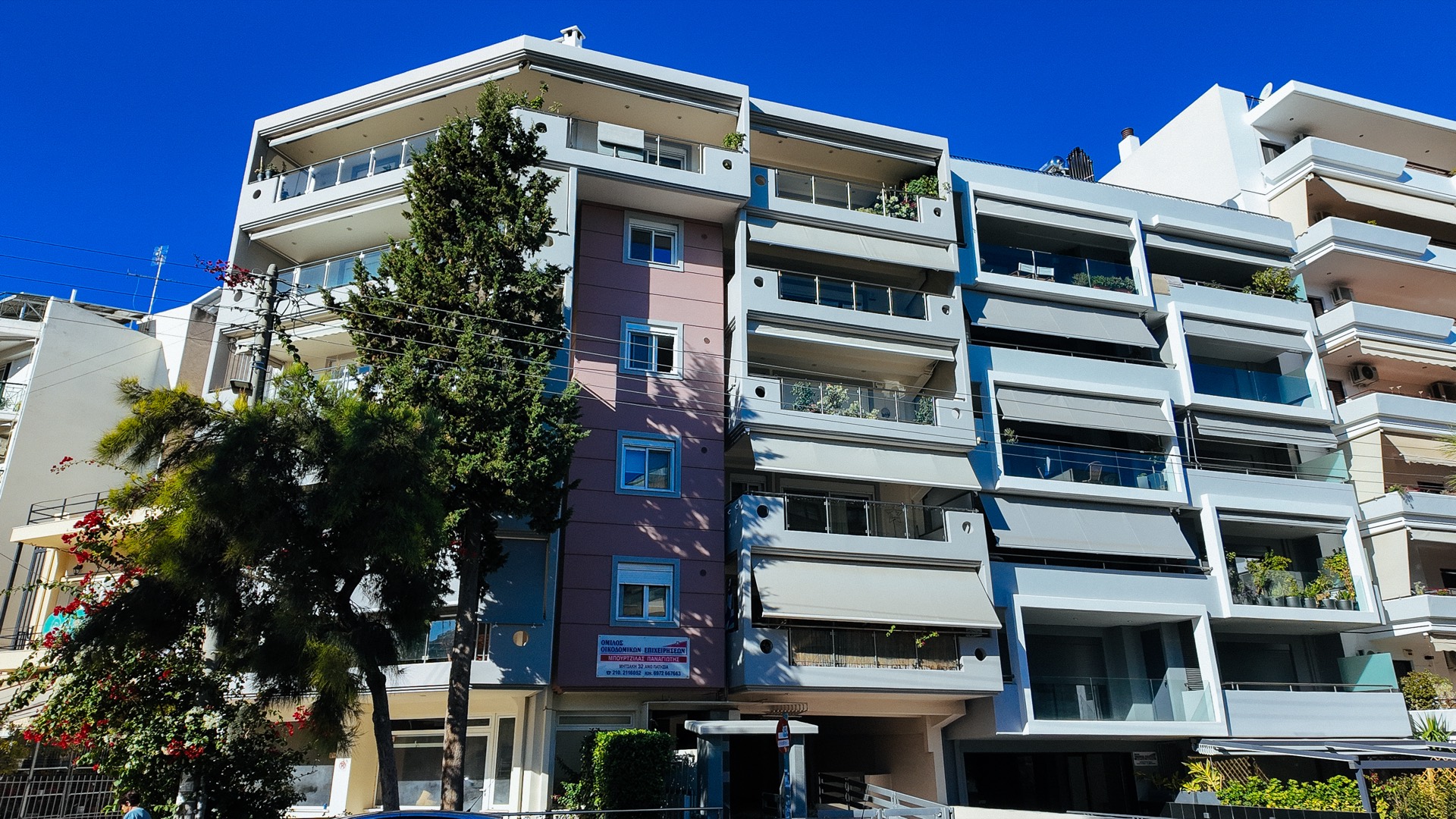 Η οικοδομή Μαρκορά 27 — η όψη προς την πλατεία Χαλεπά με τα επιμήκη μπαλκόνια.