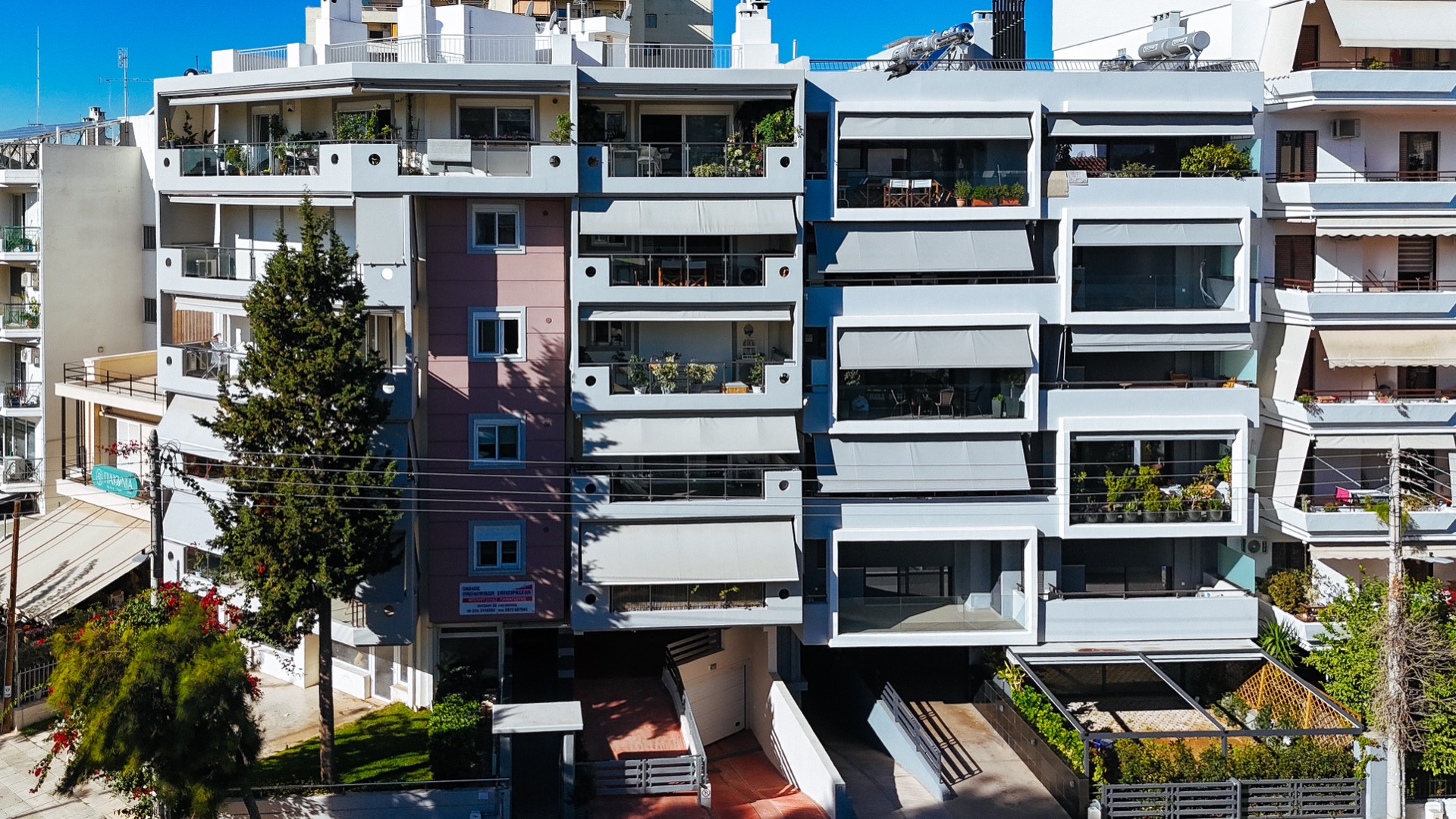 Η οικοδομή Μαρκορά 29 — αεροφωτογραφία της όψης με τα κρυστάλλινα στηθαία και τις ανθρακί αποχρώσεις.