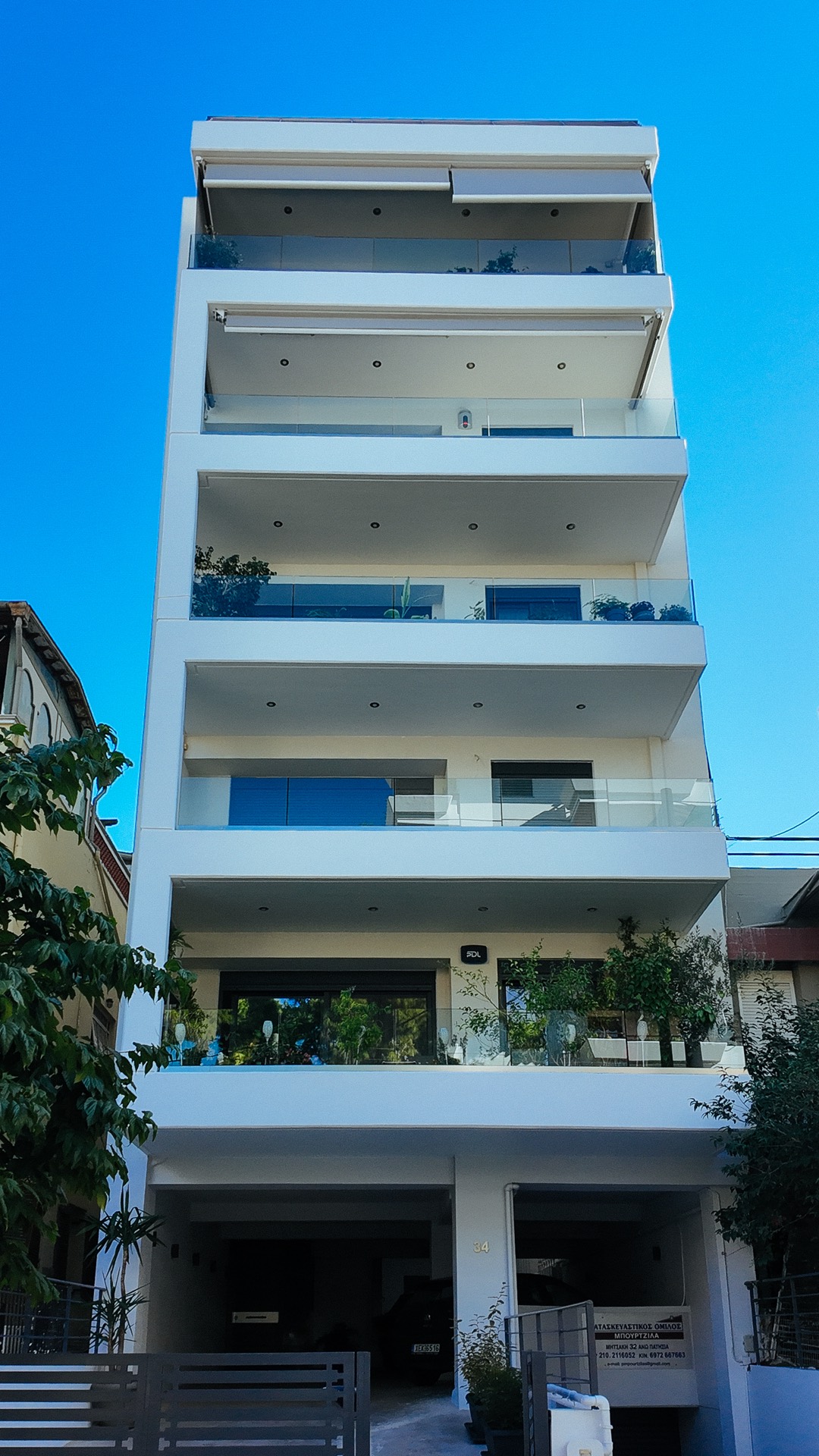 Η οικοδομή Μαρκορά 34 — μετωπική λήψη της λιτής όψης από την οδό Μαρκορά.