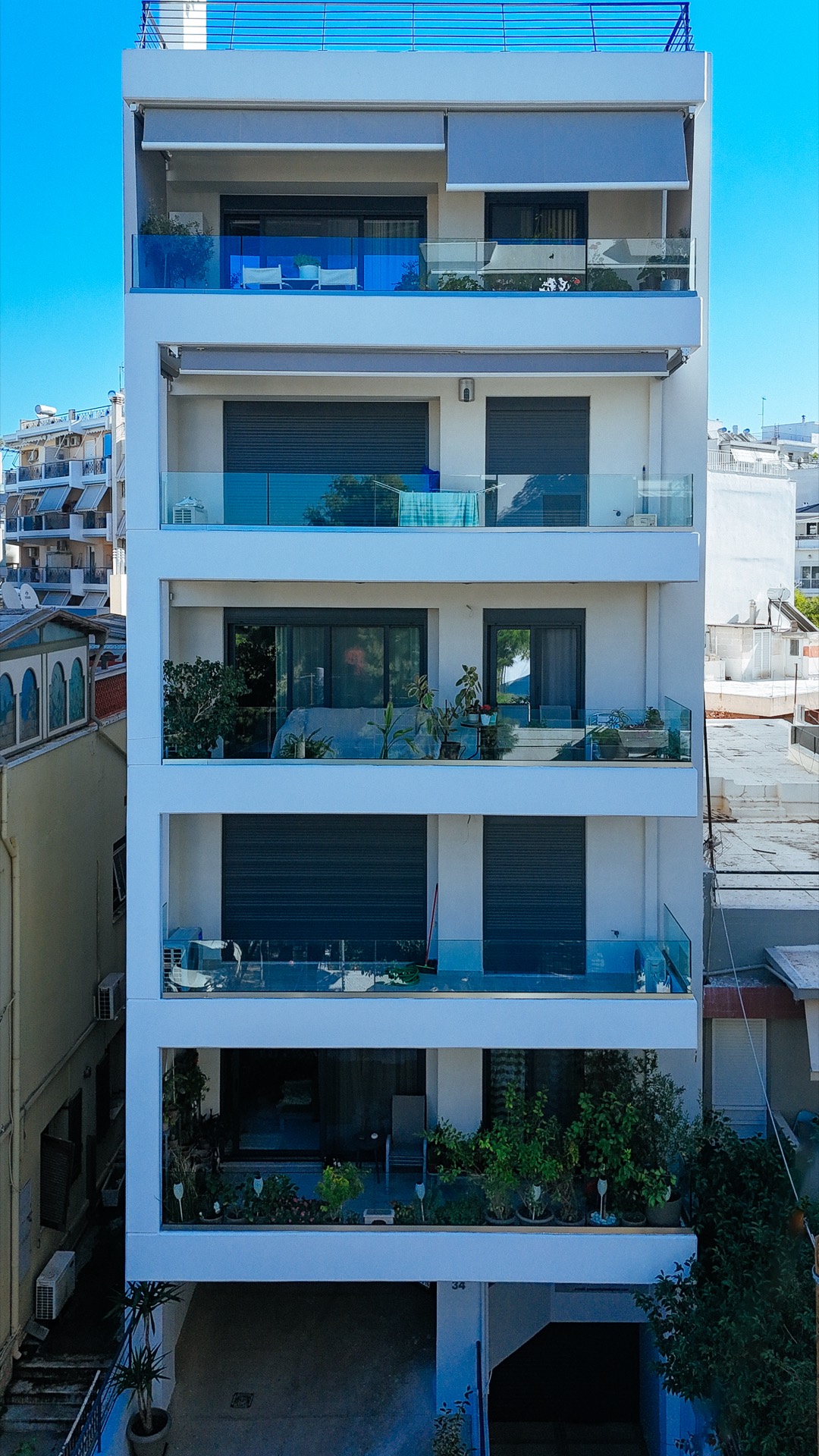 Η οικοδομή Μαρκορά 34 — αεροφωτογραφία με τους δύο όγκους και το ενδιάμεσο αίθριο.