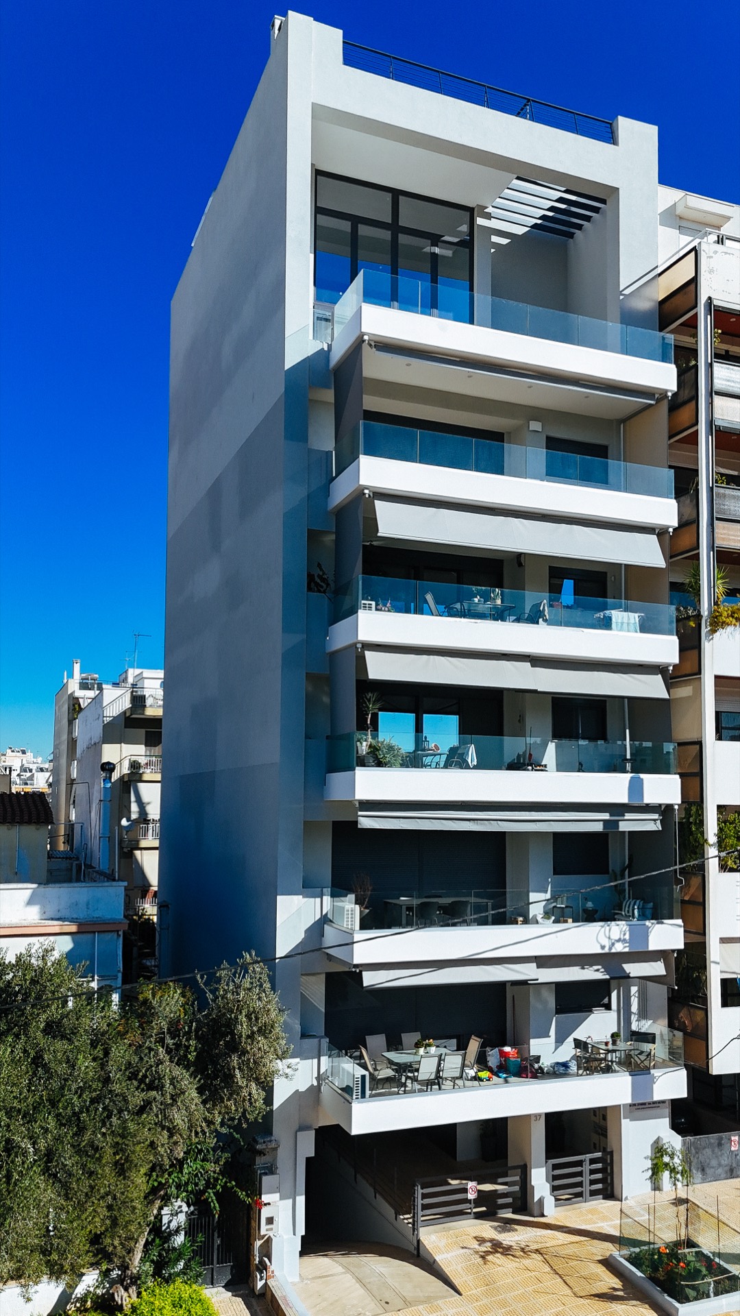 Η οικοδομή Ορφανίδου 37 — άποψη της όψης προς την πλατεία Παπαδιαμάντη.