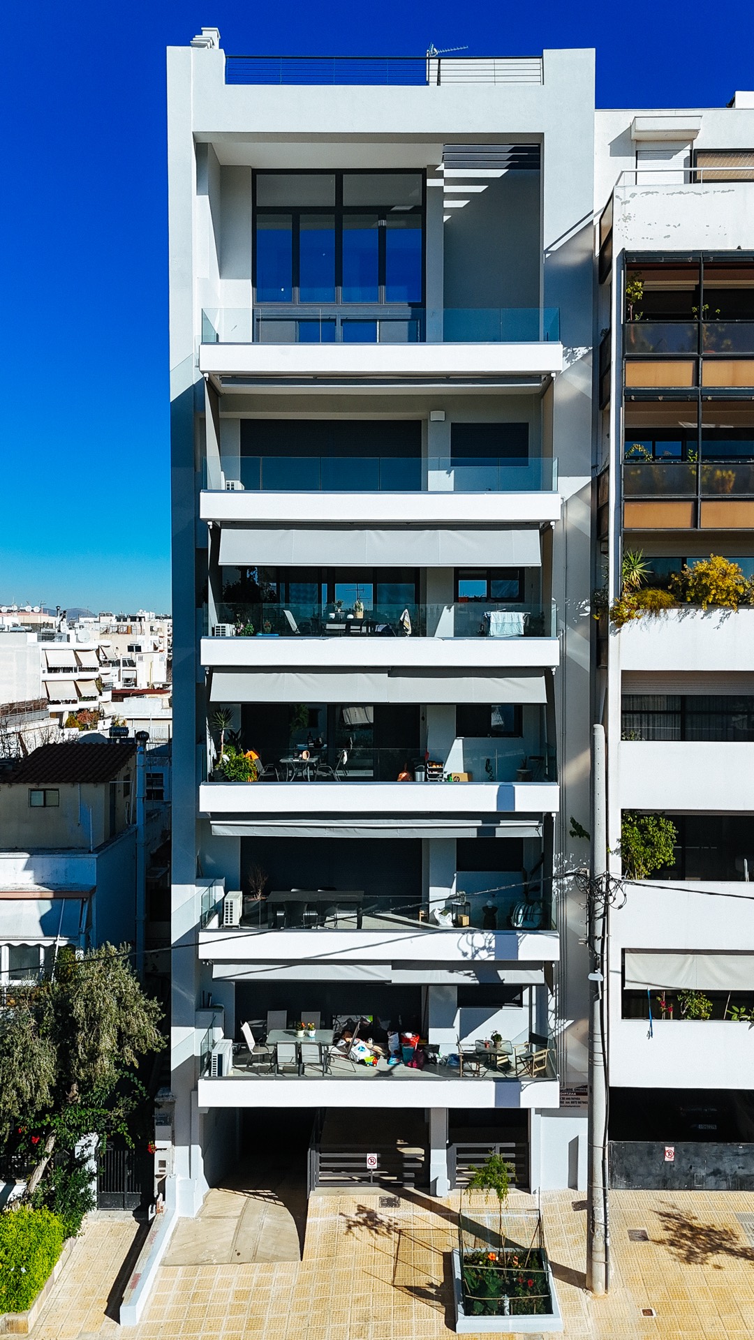 Η οικοδομή Ορφανίδου 37 — πλάγια λήψη του κτιρίου με τα μπαλκόνια.