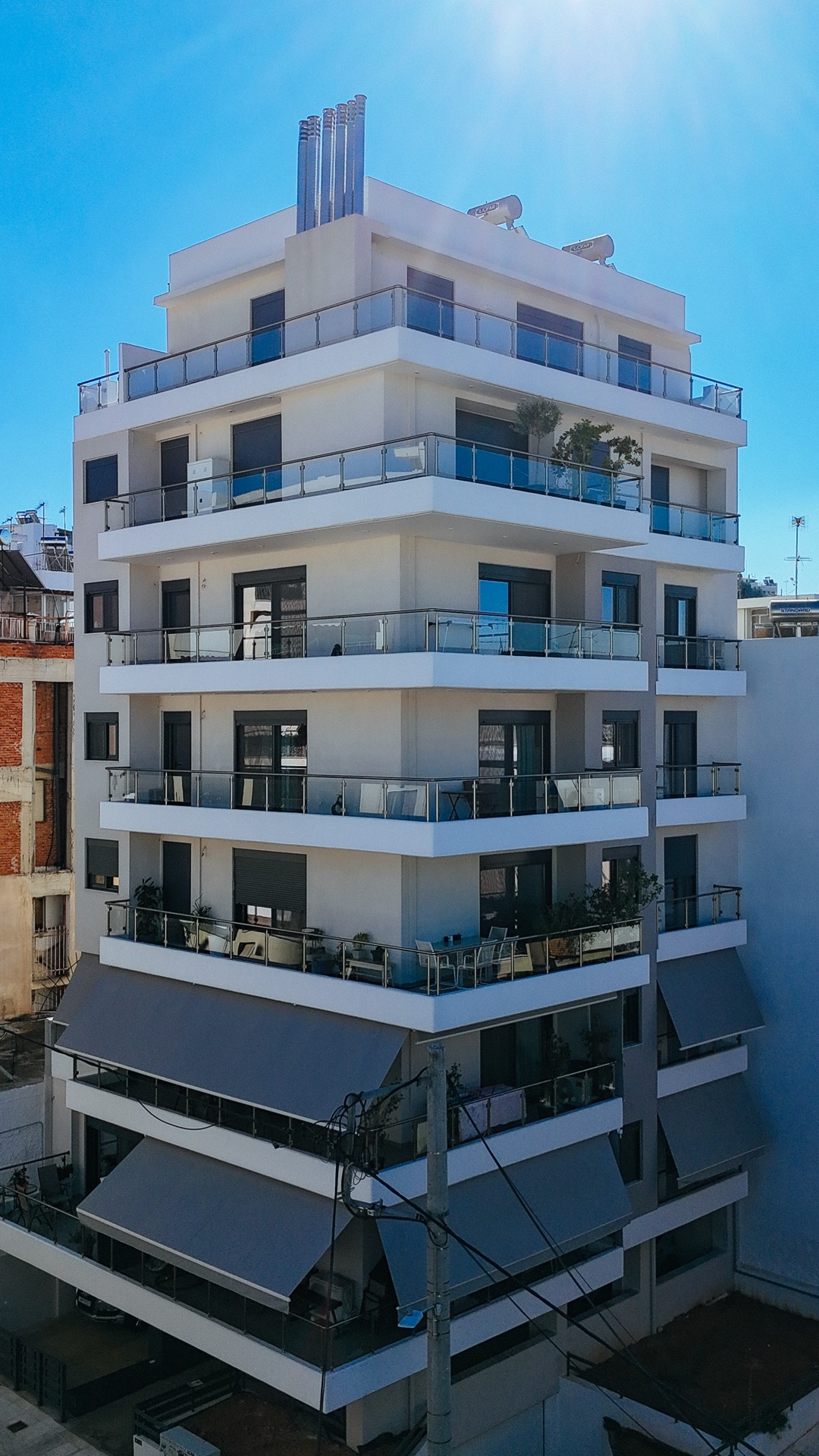Η οικοδομή Τεώ 82 — αεροφωτογραφία με τις μεγάλες βεράντες της μεζονέτας στους τελευταίους ορόφους.